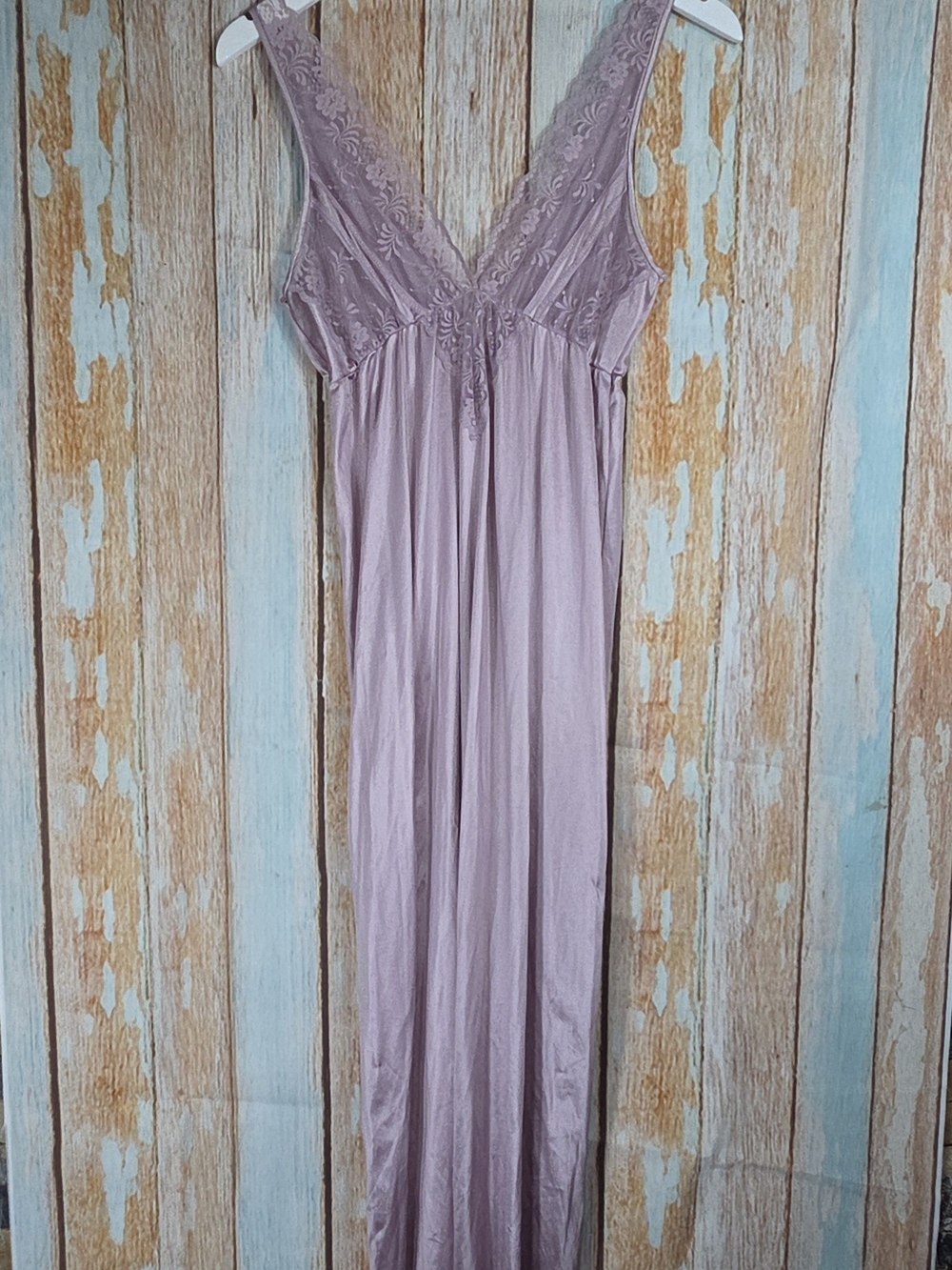 Vintage Texsheen Lavender nightgown W/delicate lace bodice detailing. Size Small